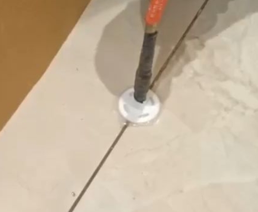 娄底市瓷砖空鼓维修公司专业解答瓷砖在铺贴过程中，如果没有涂抹均匀到位的粘结材料（如水泥砂浆或瓷砖胶），可能会导致以下问题