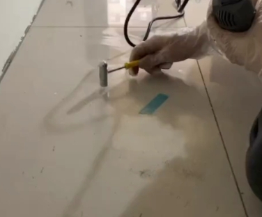 娄底市瓷砖开裂维修公司专业分享瓷砖在铺贴前如果没有沥干水分，将会导致以下问题